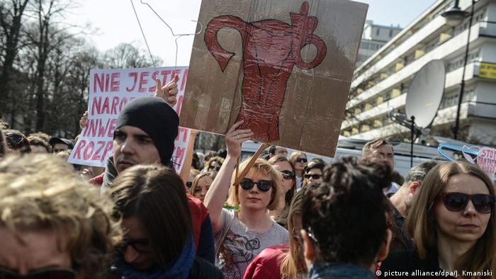 Demo in Warschau: Gemeinsam gegen eine Verschärfung des Abtreibungsrechts (Foto: dpa)