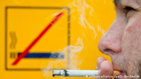 Mann raucht vor Nichtraucherschild in Stuttgart (Foto: dpa)