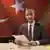 Screenshot Jan Böhmermann in ZDF Neo Magazin Royale rezitiert Gedicht über Erdogan