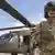Вертолет Black Hawk и пилот американской армии
