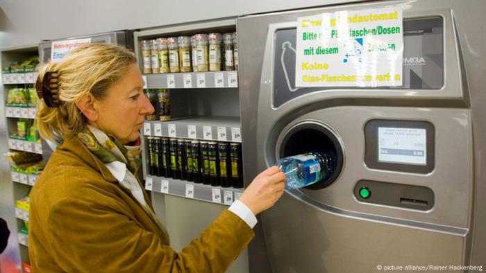 Automatic bottle return machine (picture-alliance/Rainer Hackenberg)