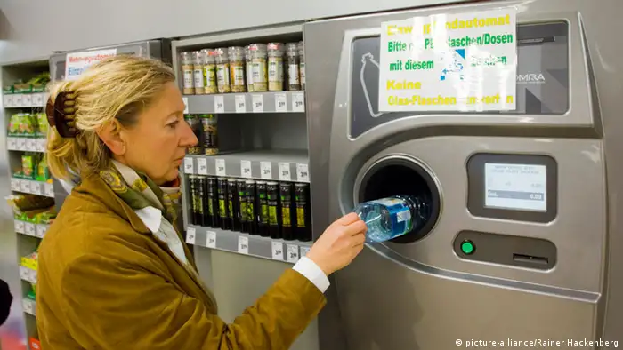 Automatic bottle return machine (picture-alliance/Rainer Hackenberg)