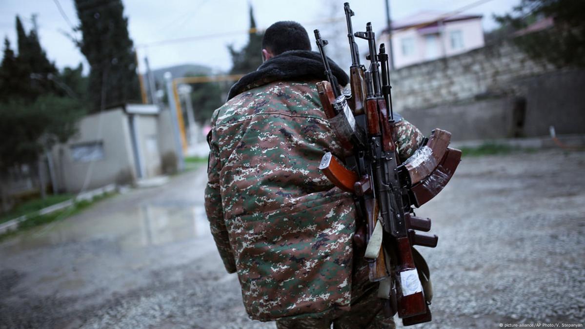 Novos confrontos entre Arménia e Azerbaijão antes das negociações de paz -  Expresso