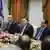 Primeiro-ministro Fayez al-Sarraj se reuniu com governo em Trípoli para negociar transferência do poder
