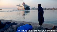 06.04.2006 ***** Migrants and refugees sleep as a man from Pakistan wrapped in a blanket watches a ferryboat leaving the port of the Greek island of Chios, Wednesday, April 6, 2016. On Monday, 202 migrants from 11 countries were sent back to Turkey from the Greek islands of Lesbos and Chios. The same day, 155 migrants were caught on the Aegean by the Turkish coast guard. (AP Photo/Petros Giannakouris) © picture-alliance/AP Photo/P. Giannakouris