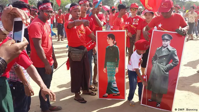 Crowds of supporters for The Lady at Aung San Suu Kyi's electoral campaign appearance on November 1, 2015 in Yangon (photo: DW/Patrick Benning)