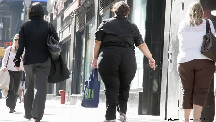 Two obese women in a busy street. (picture-alliance/dpa/G. Breloer)