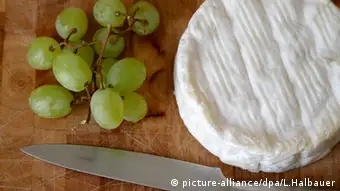 Camembert Käse auf einem Schneidebrett