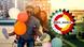 Un grupo de jóvenes festeja con globos sobre el techo de un edificio. Un grupo de jóvenes festeja con globos sobre el techo de un edificio.