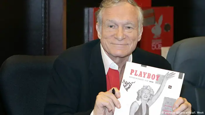 Hugh Hefner mit der ersten Ausgabe des Playboy, Copyright: Ian West/PA, dpa - Report