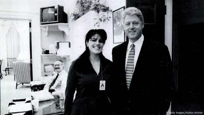 Schwarz-weiß Foto von Monica Lewinsky und Bill Clinton im weißen Haus