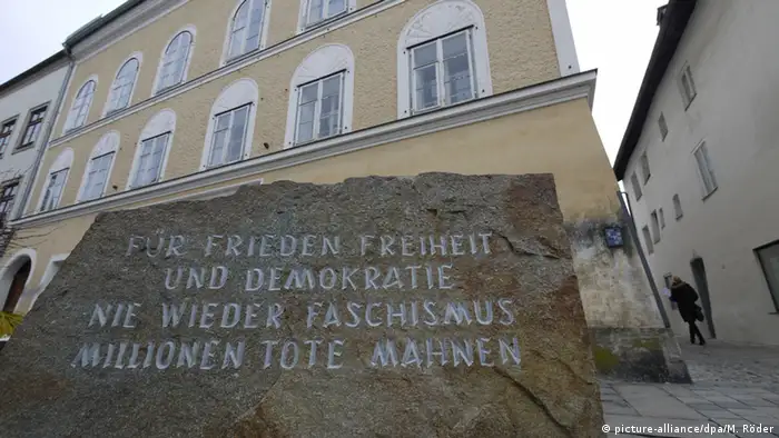 Österreich Mahnstein vor dem Geburtshaus Hitlers in Braunau