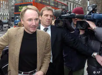 丹.布朗2006年2月27日在伦敦出庭出镜