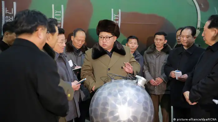 Nordkorea Kim Jong Un im Gespräch mit Wissenschaftlern