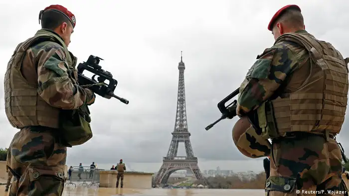 Paris Eiffelturm Sicherheit Polizisten