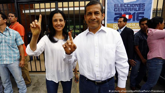 El expresidente peruano Ollanta Humala será investigado por presunto lavado de activos contra su esposa, Nadine Heredia, anunció el fiscal Germán Juárez. La fiscalía habla de “subrepticio desvío de dineros de Chávez”. (11.10.2016)
