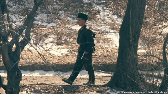 Nordkorea Soldat an der Grenze Symbolbild