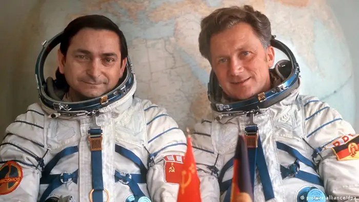 Die Kosmonauten Sigmund Jähn und Valeri Bykowski (picture-alliance/dpa)