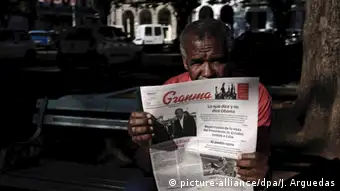 Kuba Havana Mann mit Zeitung