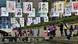 Passanten fotografieren Wahlplakate in Seoul (Foto: Getty Images/AFP/J. Yeon-Je) Passanten fotografieren Wahlplakate in Seoul (Foto: Getty Images/AFP/J. Yeon-Je)