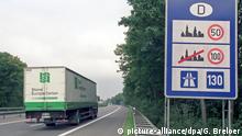 Blick auf ein Verkehrsschild kurz hinter der deutschen Grenze, das auf die Tempolimits in Dörfern und auf Landstraßen hinweist. Tempo 130 auf Autobahnen wird den Autofahrern lediglich empfohlen, aufgenommen am 5.10.1998. Copyright: picture-alliance/dpa/G. Breloer