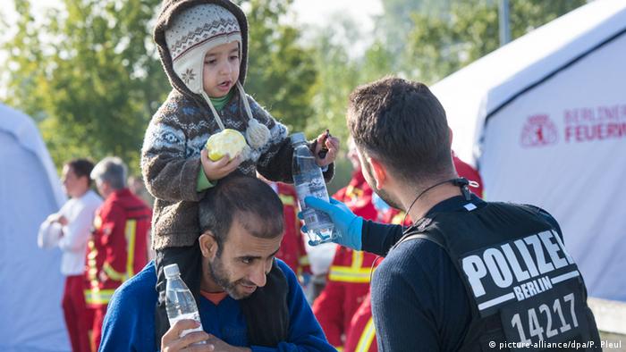 Deutschland Flüchtlinge kommen am Bahnhof Schönefeld an