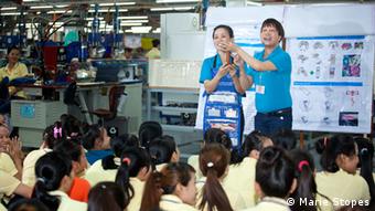 Aufklärungsunterricht über die Benutzung von Kondomen in einer Fabrik (Foto: Marie Stopes)