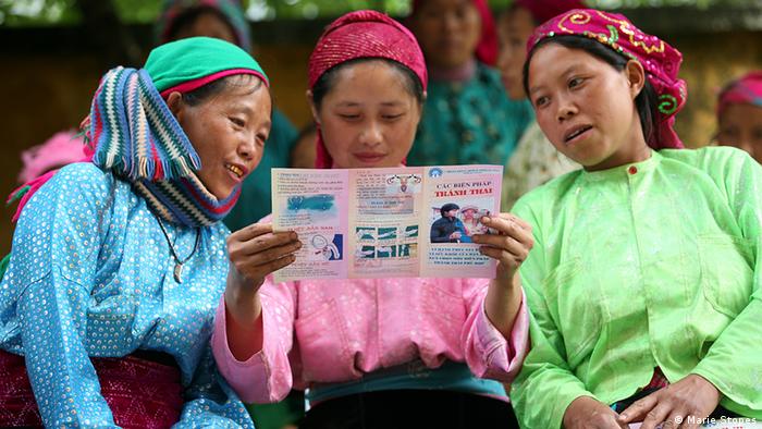 Frauen einer ethnischen Minderheit lesen gemeinsam eine Aufklärungsbroschüre (Foto: Marie Stopes)