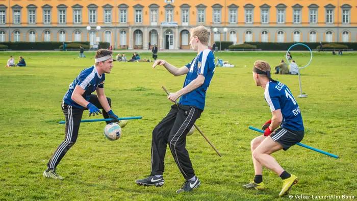 Quidditch-Mannschaft der Uni Bonn beim Training (Foto: Volker Lannert/Uni Bonn)