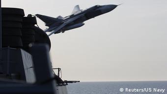 Российский Су-24 облетает американский эсминец в Балтийском море