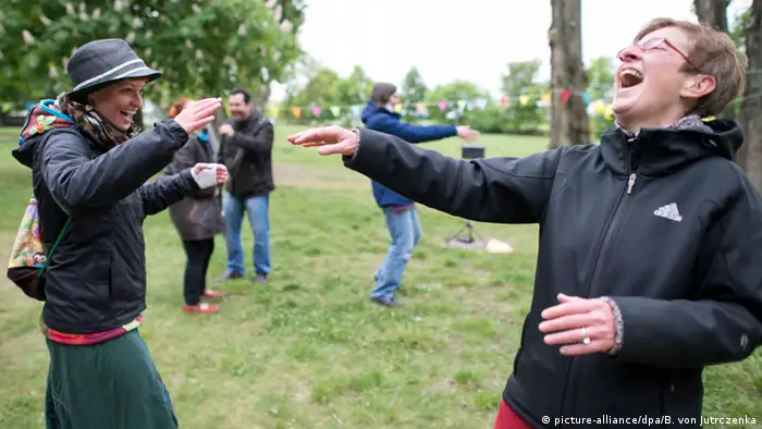 In einem Park lachen sich zwei Frauen gegenseitig aus. (Foto: picture-alliance/dpa/B. von Jutrczenka)
