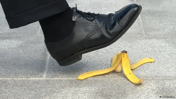 Ein Männerschuh ist kurz davor, auf eine Bananenschale zu treten. (Foto: Colourbox)