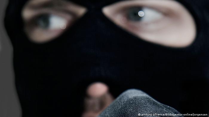 Человек в маске