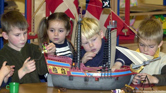 Kindergarten Kinder spielen und bauen Flensburg Deutschland 