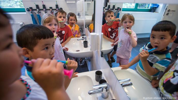 Kindergarten Kinder Schwerin Zähen putzen Deutschland 