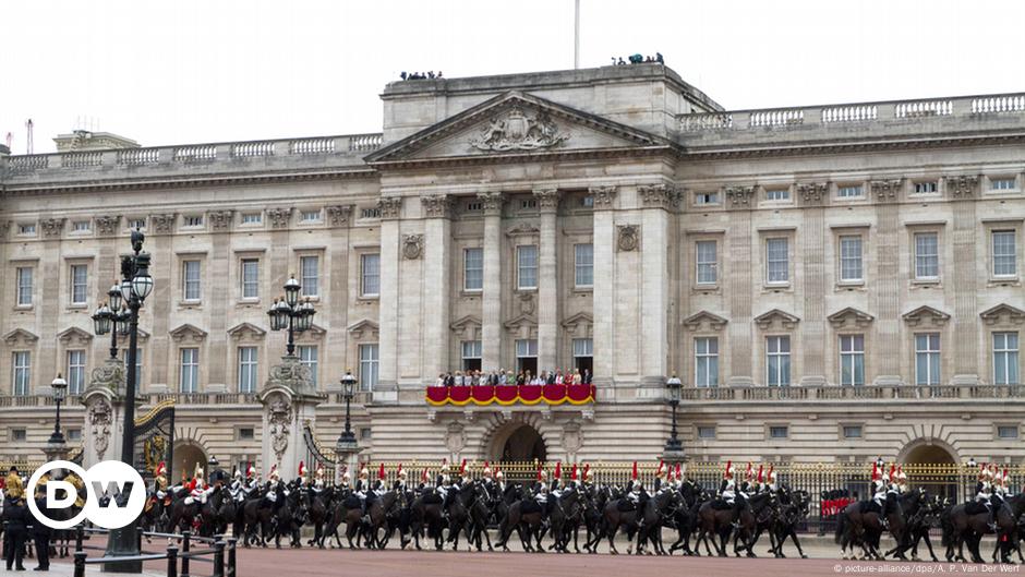 Man arrested for climbing Buckingham Palace fence – DW – 08/09/2016