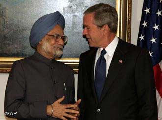 档案图片：2004年9月21日印度总理访美拜会布什