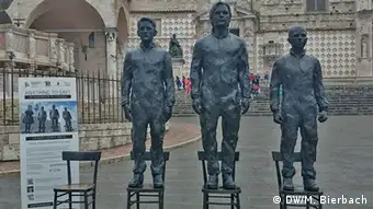 Lebensgroße Bronzeskulptur zeigt die Whistleblower Edward Snowden, Julian Assange und Chelsea Manning (Foto: DW/M. Bierbach)