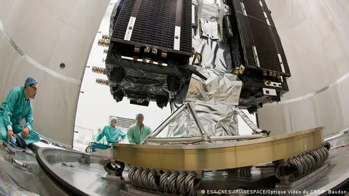 Galileo Satellit wird auf die Rakete montiert