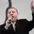 Recep Tayyip Erdogan mit Mikrofon, den Finger zur Mahnung hebend (Foto: dpa)