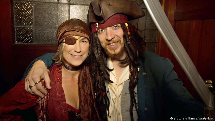 Marianna Young und Toby Ricketts pose in pirate costumes