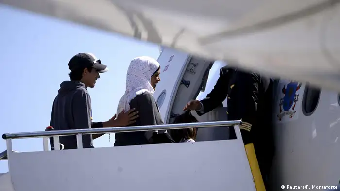 Griechenland Syrische Flüchtlinge steigen mit dem Papst ins Flugzeug