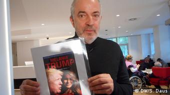 Игор Омерза показва книгата си за Мелания Тръмп