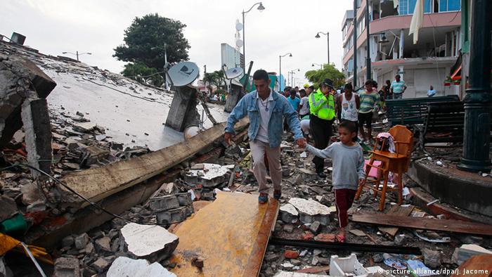 Ecuador: Zerstörung nach dem Erdbeben (Foto: picture-alliance/dpa)