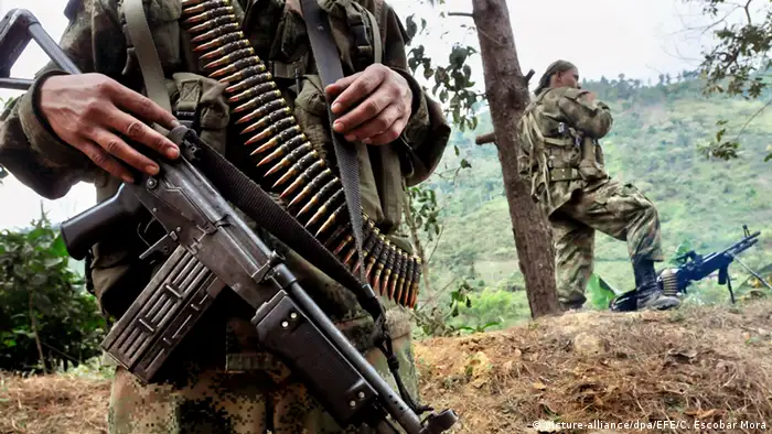 Kolumbien Mitglieder der kolumbianischen Rebellenorganisation FARC in Toribio (picture-alliance/dpa/EFE/C. Escobar Mora)