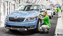Endkontrolle an einem Skoda Octavia Kombi im Skoda Stammwerk Mlada Boleslav (Tschechien)