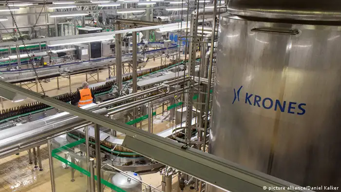 Tschechien Anlage für Bierabfüllungs der Krones AG in Pilsen (picture alliance/Daniel Kalker)