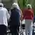 Ältere Frauen mit Rollatoren aus einem Seniorenheim in Frankfurt Deutschland