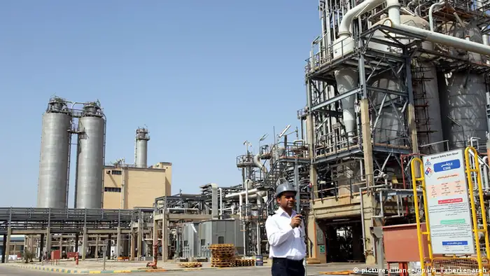 Iran Khuzestan Wachmann vor dem petrochemischen Komplex Mahshahr (picture-alliance/dpa/A. Taherkenareh)