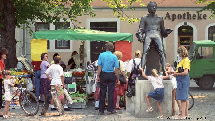 Памятник молодому Баху стоит в Арнштадте на том самом месте, где произошла драка с Гайерсбахом